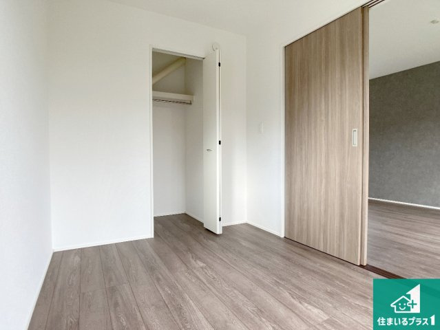 加古川市西神吉町岸　新築一戸建ての洋室|収納スペースが充実しているので子供の成長に合わせてたくさん収納ができます！家族構成に合わせた様々な活用ができる収納！