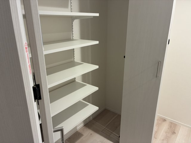 ヒルハイツ宮前平　ウエストの玄関|SIC：右