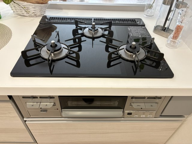 ヒルハイツ宮前平　ウエストのキッチン|3口ガスコンロ
