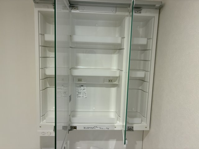 ヒルハイツ宮前平　ウエストの独立洗面台|ミラーを開けると、たっぷり収納できるスペース