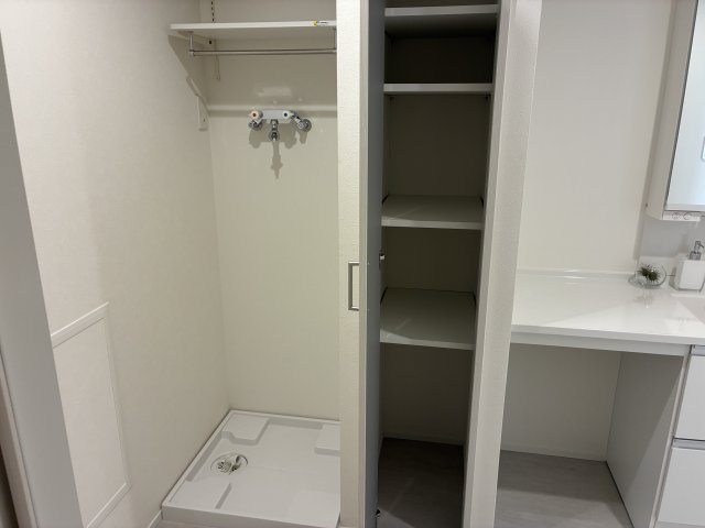 ヒルハイツ宮前平　ウエストのランドリースペース|ランドリースペース＋リネン庫