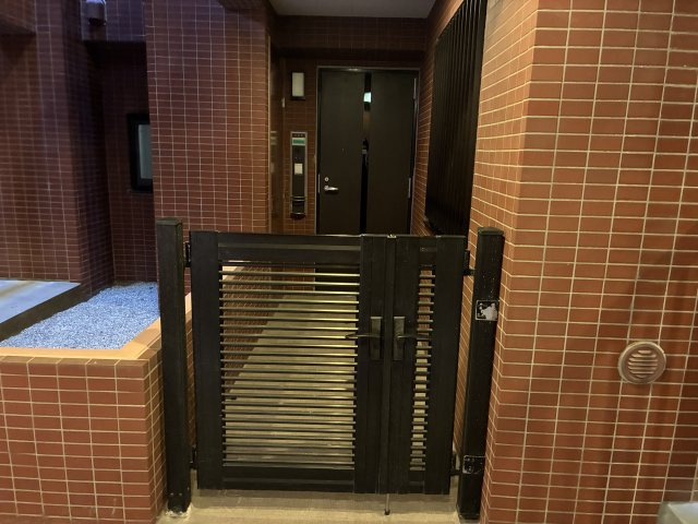 ヒルハイツ宮前平　ウエストの玄関|ポーチ