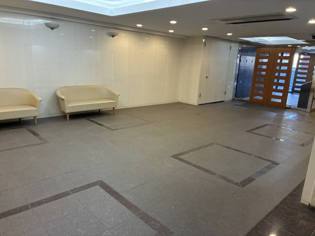 ヒルハイツ宮前平　ウエストのロビー