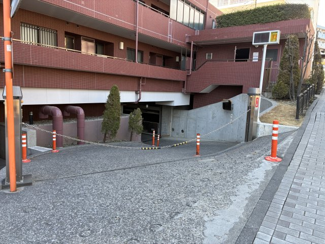 ヒルハイツ宮前平　ウエストの駐車場