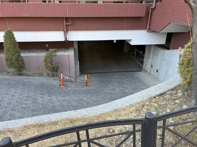 ヒルハイツ宮前平　ウエストの駐車場