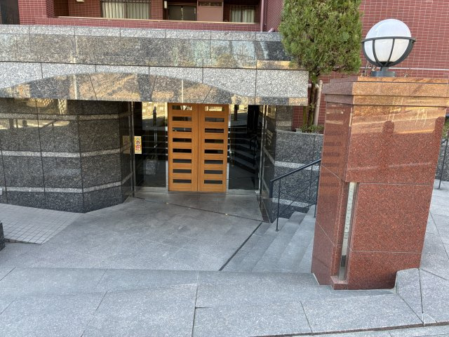 ヒルハイツ宮前平　ウエストのエントランス