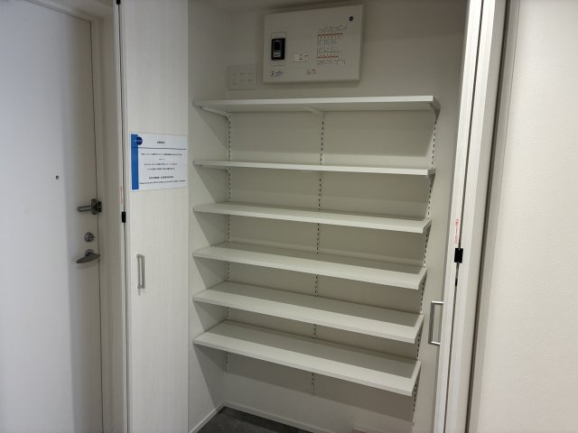 ヒルハイツ宮前平　ウエストの玄関|SIC：左