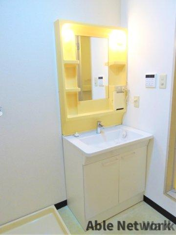 平泉スクールマンションの洗面所|朝の準備も快適な独立洗面台！