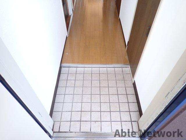 平泉スクールマンションの玄関|室内洗濯器置き場