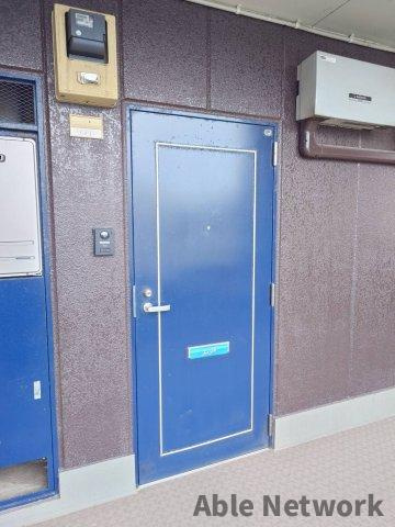 平泉スクールマンションの玄関