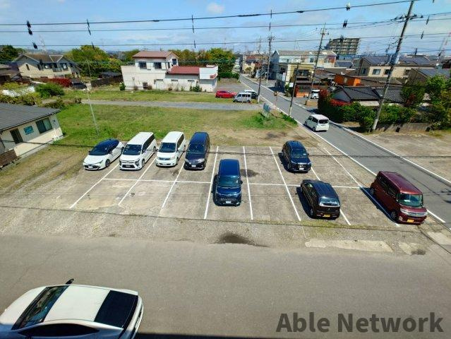 平泉スクールマンションの駐車場|縦列２台無料