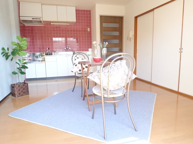 平泉スクールマンションの居間・リビング|8帖のDK　日当り良好です！