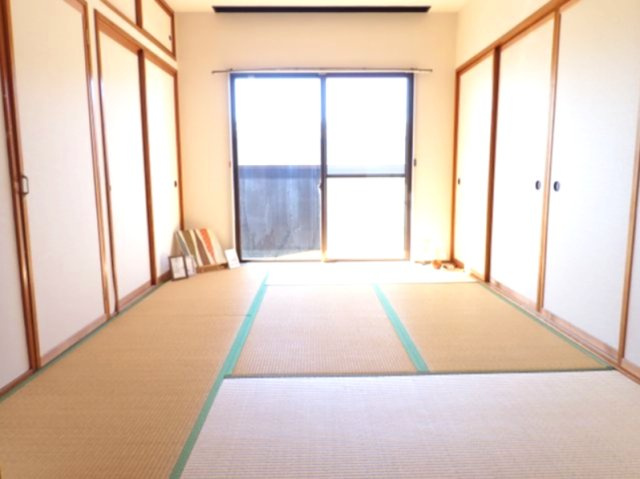 平泉スクールマンションの居間・リビング|おしゃれなアクセントクロス♪