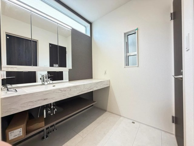 練馬区石神井台8丁目　長期優良住宅　太陽光発電システム　ゆとりの邸の独立洗面台