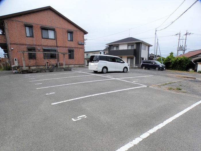 ウィルモア床波A棟の駐車場