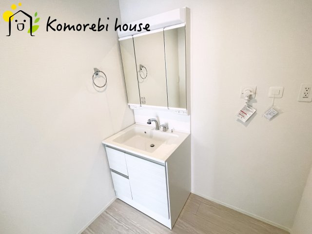 北本市下石戸下　4期　新築一戸建て　グラファーレ　02の独立洗面台|独立洗面化粧台が付いています