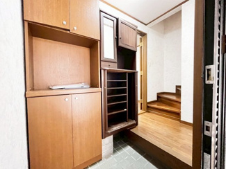 【玄関】 | 浜寺諏訪森町中３丁　中古戸建 | 玄関にシューズボックスありますよ！玄関周りもスッキリ片付きますね！