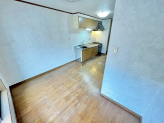 【居間・リビング】 | 浜寺諏訪森町中３丁　中古戸建 | 現地見学当日から承っております♪現地周辺の環境や、駅までの道のりなど周辺環境も合わせてご確認いただき、ぜひご検討ください！