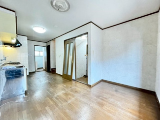 【居間・リビング】 | 浜寺諏訪森町中３丁　中古戸建 | 家族を身近に感じるリビング階段です！是非現地にてご確認ください！