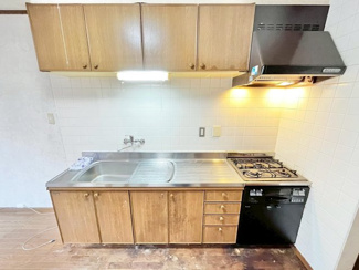 【キッチン】 | 浜寺諏訪森町中３丁　中古戸建 | お料理に集中しやすい壁付けキッチンです！３口コンロでお料理の幅も広がりますね！