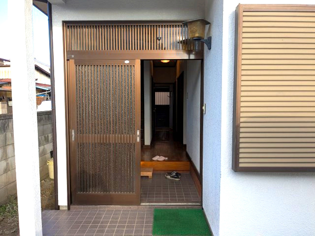 中古戸建　KEM高崎市足門町１期の玄関|毎日通る玄関はこちらです。引き戸仕様で、すりガラス越しに柔らかな光が室内を照らします。