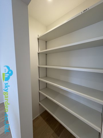 藤沢市大庭6期　新築戸建　全２棟A号棟の収納|キッチン背面のパントリー