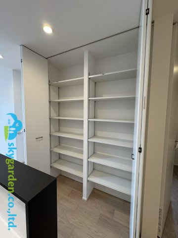 藤沢市大庭6期　新築戸建　全２棟A号棟の収納|キッチン横のパントリー