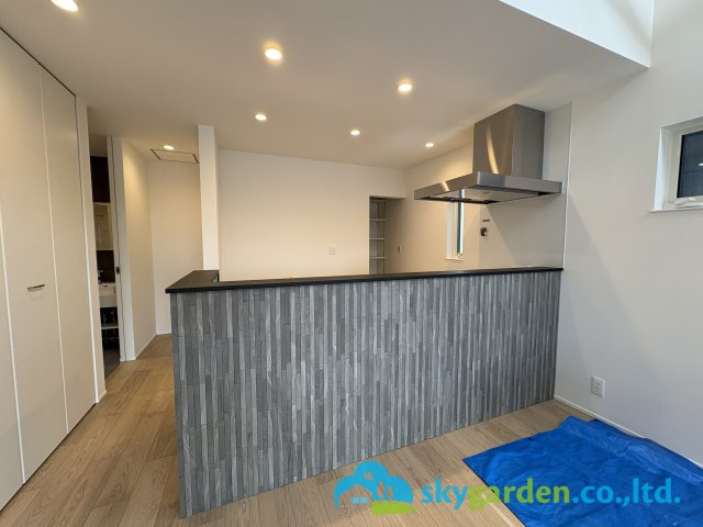 藤沢市大庭6期　新築戸建　全２棟A号棟の内装|視界良好のオープンキッチン