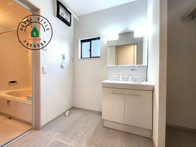 糟屋郡須恵町新原第7-1棟(1号棟）の脱衣所|ゆとりの洗面スペースで朝の身支度もスムーズに。暮らしを快適に変えるシャワー付洗面台です！