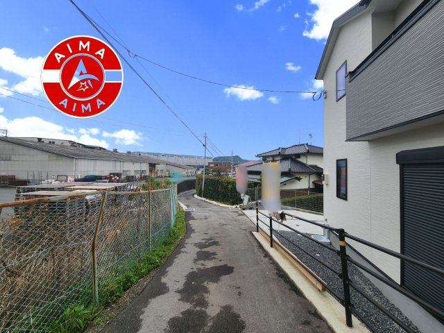 糟屋郡須恵町新原第7-1棟(1号棟）の前面道路含む現地写真|前面道路は閑静な住宅地をはしる車通りの少ない道路。お車の出し入れが苦手なママや小さなお子様にも安心ですね。しっかり舗装もされているので、ベビーカーや自転車で通っても快適に通行できます。