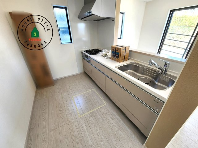 糟屋郡須恵町新原第7-1棟(1号棟）のキッチン|ダイニングテーブルへの配膳がラクラク、お料理はかどるカウンター付きシステムキッチン！