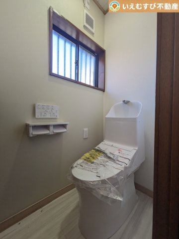 本庄市今井　中古戸建のトイレ|シンプルで清潔感のあるトイレ
窓付きで明るく、お掃除しやすいシンプルな空間♪