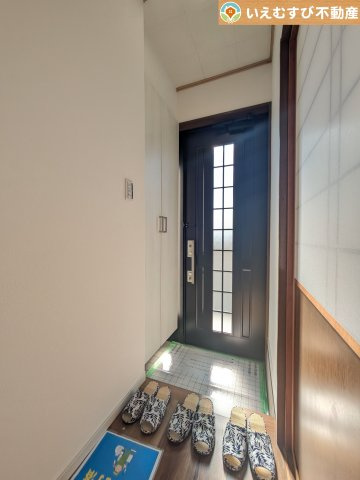 本庄市今井　中古戸建の玄関|玄関がいつも片づく大容量シューズボックス
充実の収納設備で玄関がすっきり綺麗に過ごせると快適ですよね♪