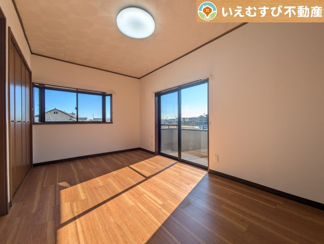 本庄市今井　中古戸建の洋室|シンプルで明るいお部屋
2面採光で日当り良好！シンプルなお部屋なので自分で家具を選ぶのが楽しみですね！