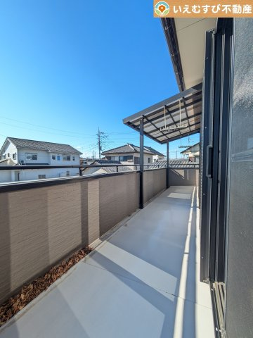 本庄市今井　中古戸建のバルコニー|南バルコニーで毎日のお洗濯もラクラク快適
しっかり太陽の光が降り注ぐ南向きなのでお洗濯物が乾きやすい♪