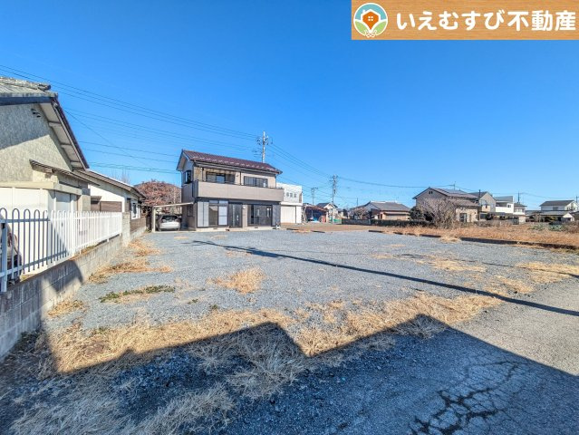 本庄市今井　中古戸建の駐車場|8台駐車可能なゆとりのカースペース
複数台車をお持ちでも、お友達が遊びに来てもゆとりの駐車スペース！