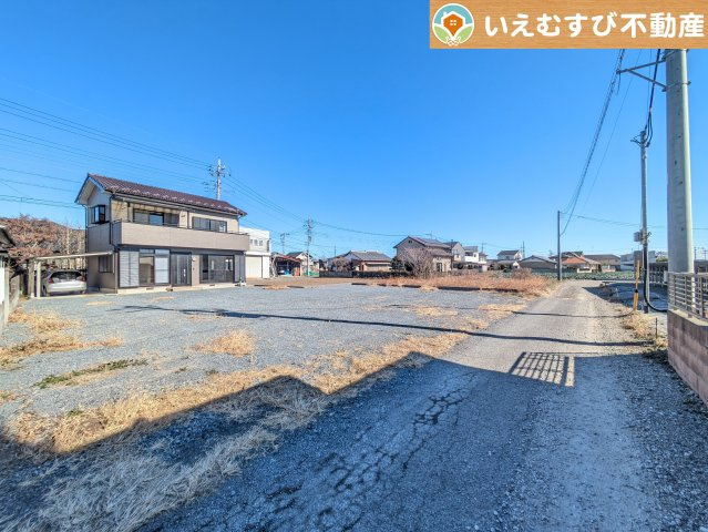 本庄市今井　中古戸建の前面道路含む現地写真|充分な広さの4ｍ前面道路
間口が広くお車の出し入れも問題なく行えるスペースが確保されています♪