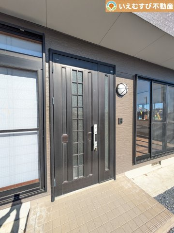 本庄市今井　中古戸建のエントランス|落ち着いた色づかいのエントランス
駐車場からアクセスの良いエントランス。雨の日や荷物が多くても安心の動線♪