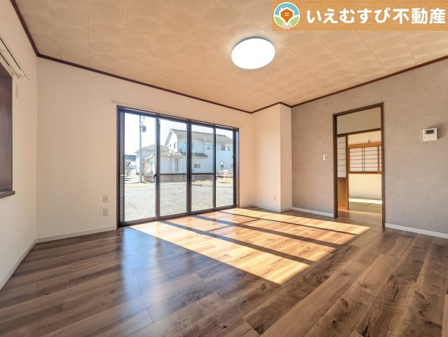 本庄市今井　中古戸建の居間・リビング|ナチュラルな色合いで落ち着いた印象のリビングダイニング
ぬくもりのあるナチュラルな空間。グリーンを飾っても相性が良さそうですね♪