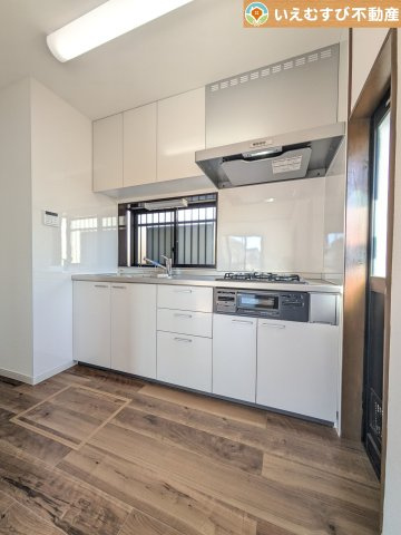 本庄市今井　中古戸建のキッチン|機能性収納性に溢れるキッチン。
収納もたっぷり付いていてすっきり片付く！毎日楽しくお料理が出来そうです！