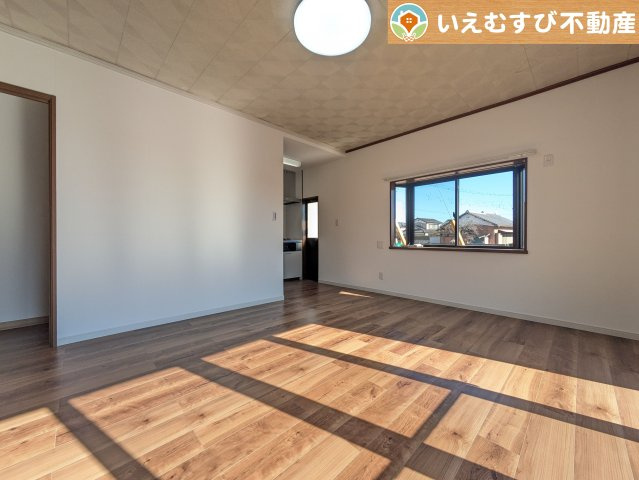 本庄市今井　中古戸建の居間・リビング|開放感と家族との距離感にこだわったＬＤＫ
採光たっぷりのリビングで休日には家族みんなでくつろげそうですね♪