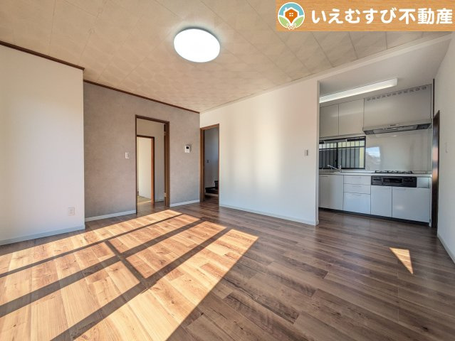 本庄市今井　中古戸建の居間・リビング|自然光で満たされる明るく開放感溢れるリビング
たっぷりの採光で明るい空間。家族みんなでくつろげます♪