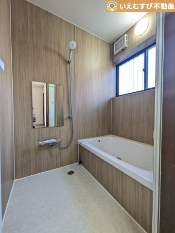 本庄市今井　中古戸建の浴室|ナチュラルな色合いで落ち着いた空間
優しい色合いでくつろぎの浴室。ゆっくり過ごしながら疲れを取りましょう♪