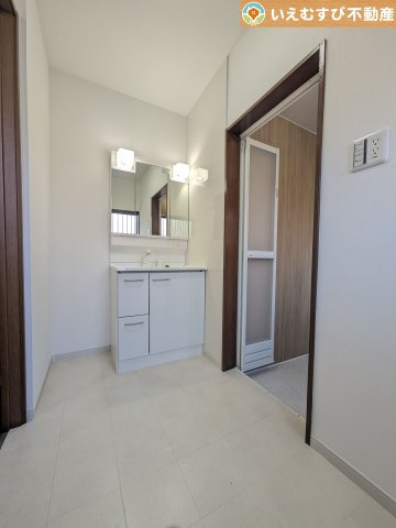 本庄市今井　中古戸建の独立洗面台|3面ミラーの後ろは収納スペースを完備
生活感のあるものは隠して、スッキリシンプルな洗面台に！清潔感のある空間♪