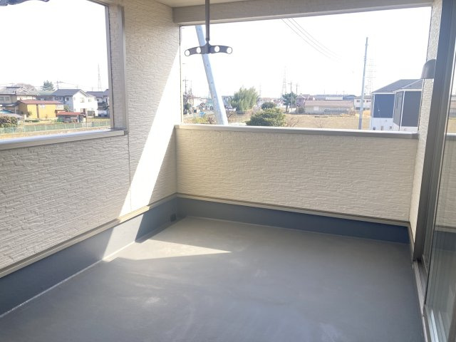 クレイドルガーデン高崎市箕郷町上芝第8　1号棟のバルコニー|広々したインナーバルコニー付！布団が干せる広さです。