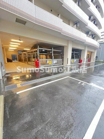 セレニテ江坂ルフレの駐車場