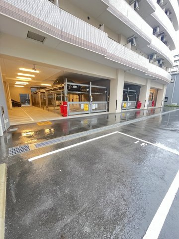 セレニテ江坂ルフレの駐車場
