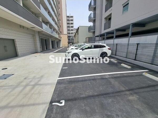 スプランディッド江坂Ⅲの駐車場