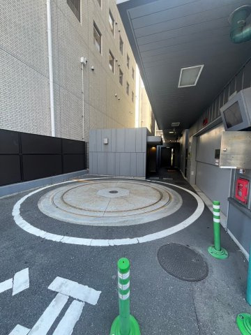 コンフォリア江坂の駐車場