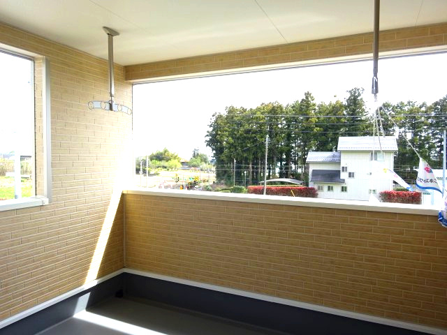 クレイドルガーデン高崎市箕郷町上芝第8　2号棟のバルコニー|広々したインナーバルコニー付！布団が干せる広さです。